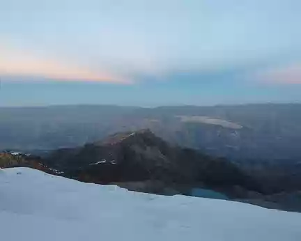 PXL007 Sur le sommet du Vallunaraju 5686m à l'aube